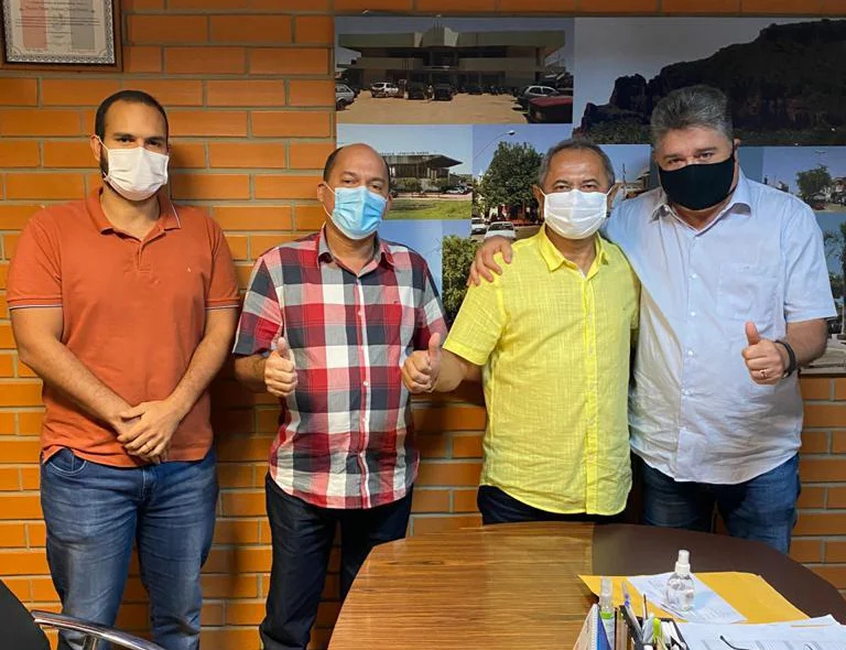 João Mádison com líderes políticos em seu gabinete