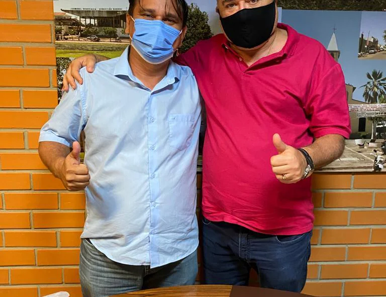 João Mádison ao lado de liderança do interior