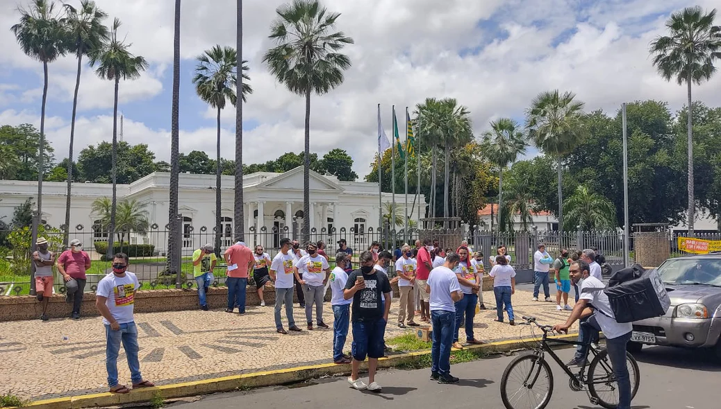 Lojistas realizam protesto em frente ao Palácio de Karnak