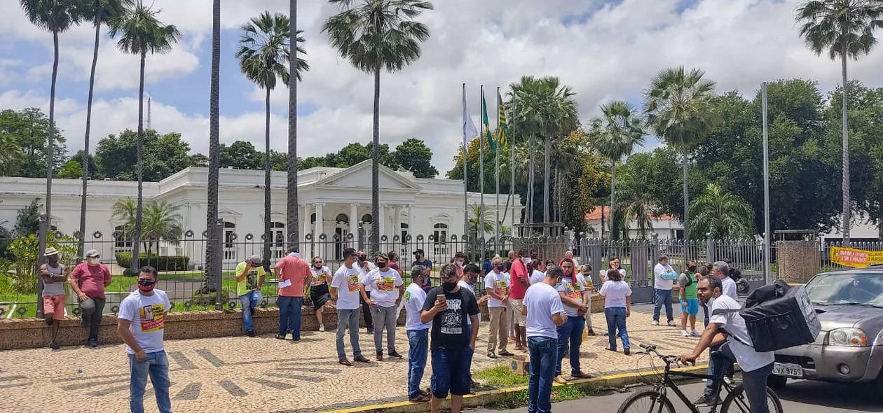 Lojistas realizam protesto em frente ao Palácio de Karnak