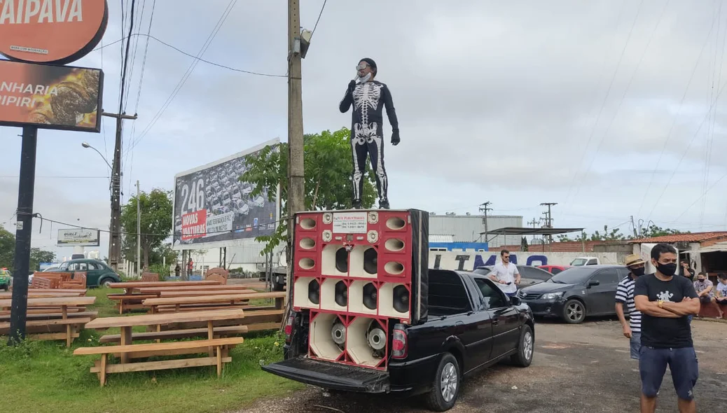 Manifestante em cima do carro de som
