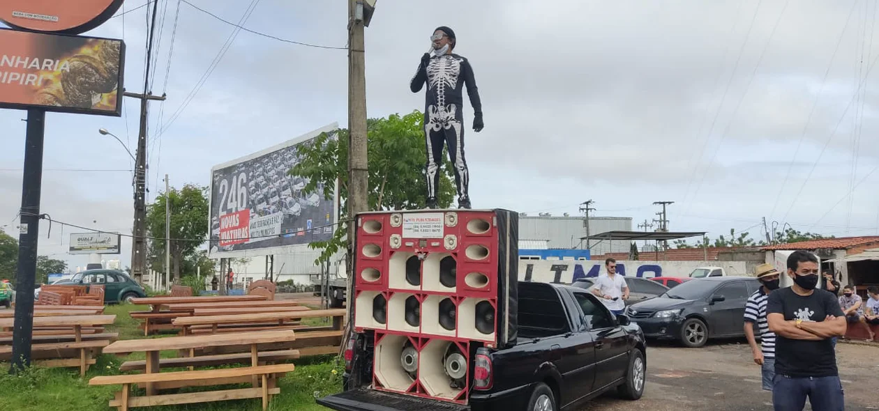 Manifestante em cima do carro de som