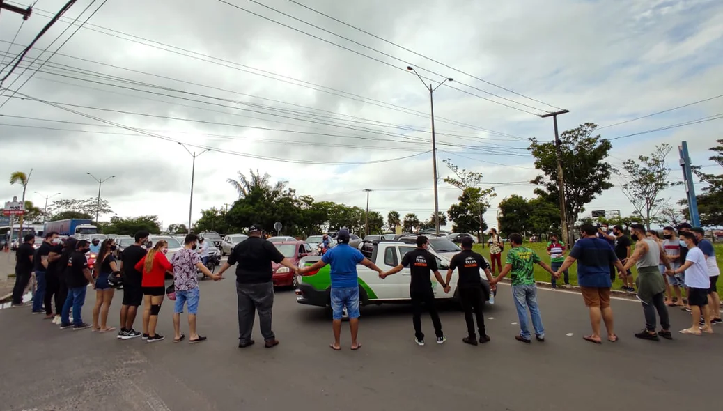 Manifestantes bloqueiam a BR 343 em protesto