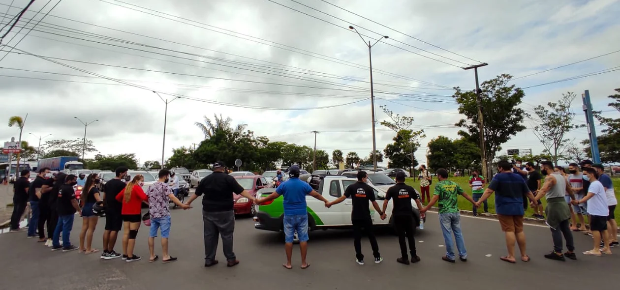 Manifestantes bloqueiam a BR 343 em protesto
