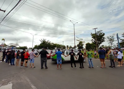 Manifestantes bloqueiam a BR 343 em protesto