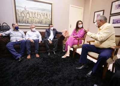 Margarete Coelho ao lado de Dr. Pessoa em reunião