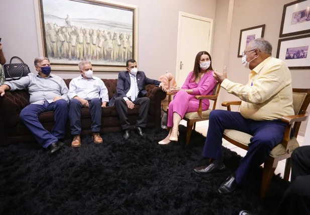 Margarete Coelho ao lado de Dr. Pessoa em reunião