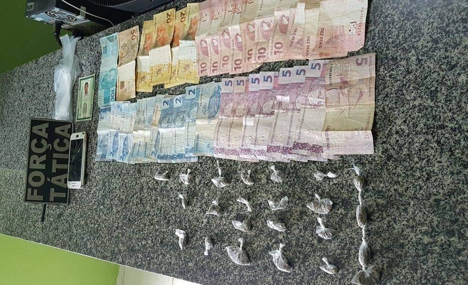 Materiais encontrados com o suspeito