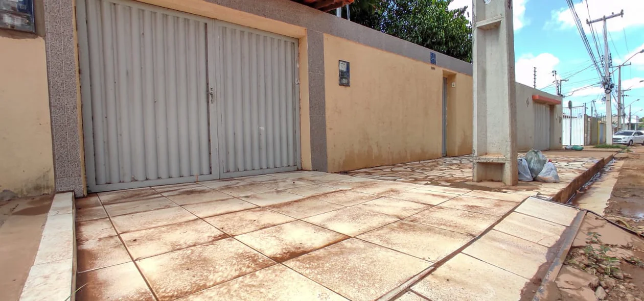 Moradores têm que limpar as calçadas duas vezes por dia