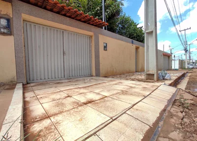 Moradores têm que limpar as calçadas duas vezes por dia