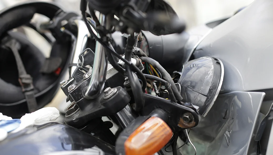 Moto ficou com a frente destruída