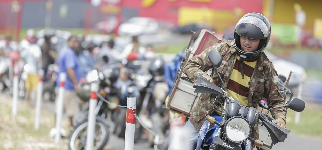 Motoqueiro na fila