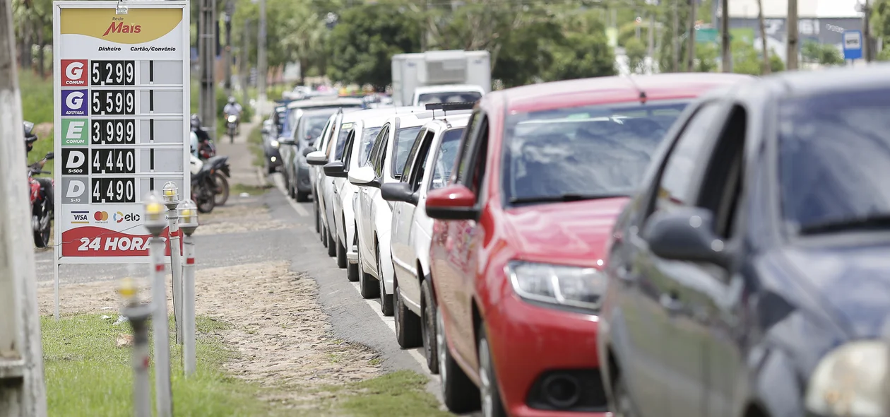 Motorista fazem fila para abastecer em posto de combustível