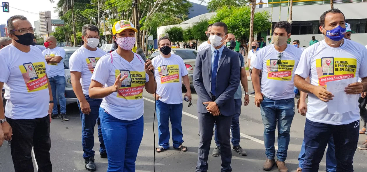 Motoristas de aplicativo realizam manifestação