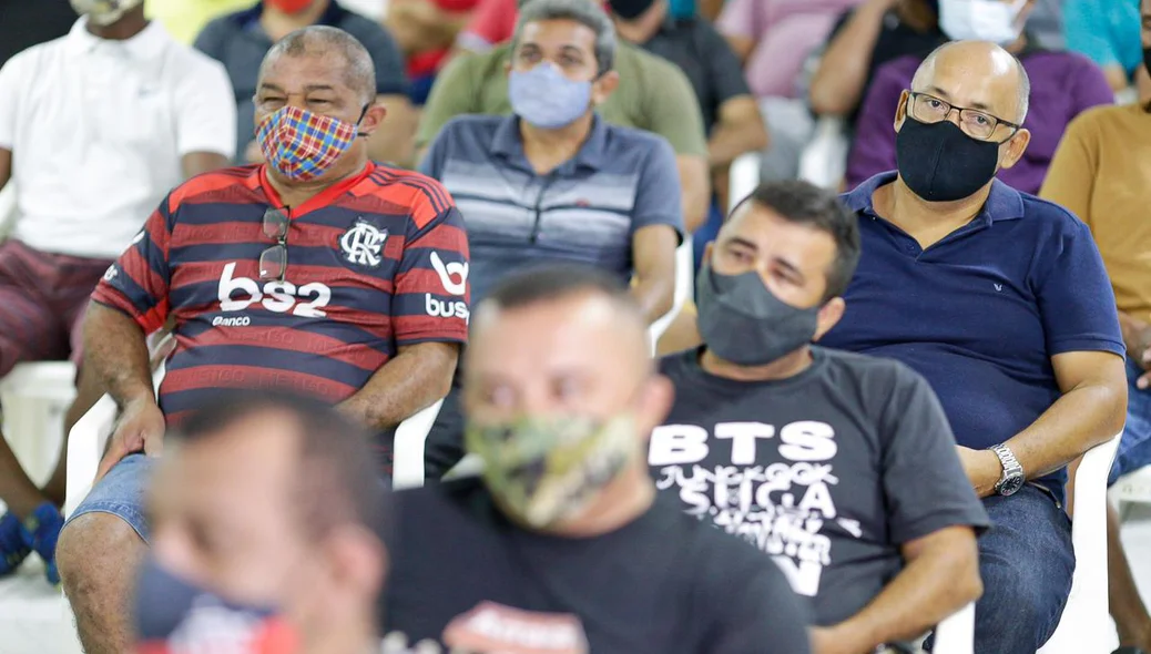 Motoristas de ônibus em assembleia