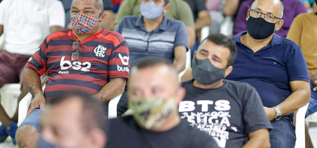 Motoristas de ônibus em assembleia