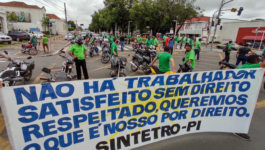 Motoristas de ônibus realizam manifestação na Avenida Frei Serafim