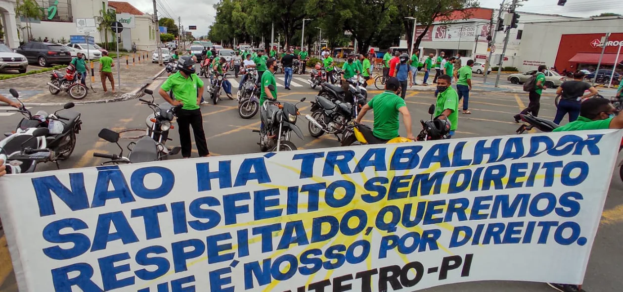 Motoristas de ônibus realizam manifestação na Avenida Frei Serafim