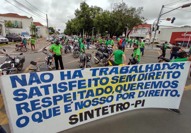 Motoristas de ônibus realizam manifestação na Avenida Frei Serafim