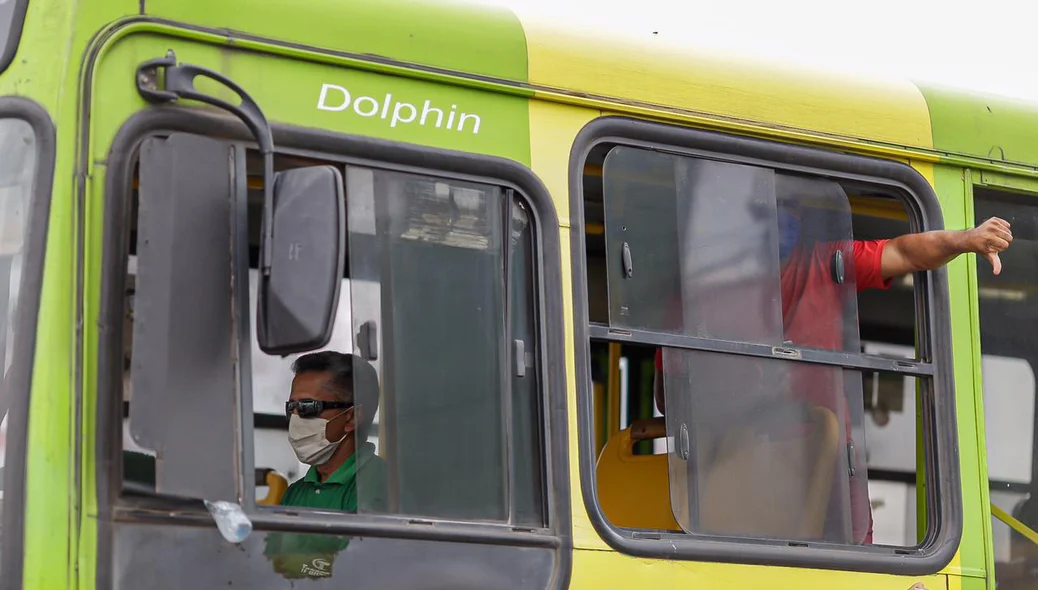 Motoristas de ônibus realizam manifestação