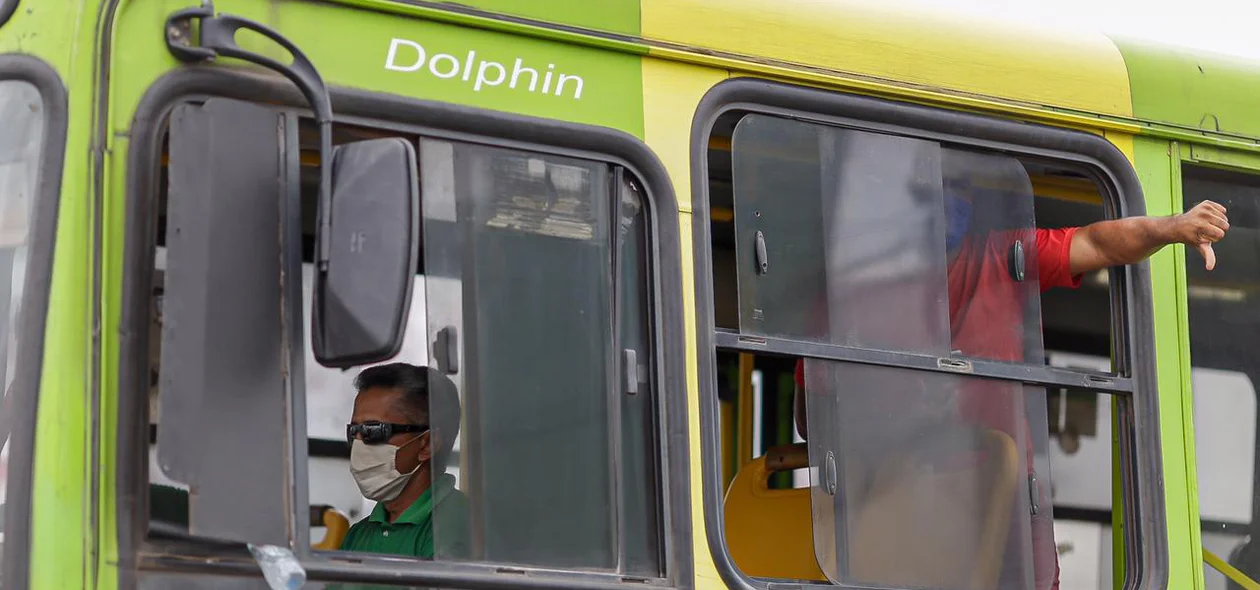 Motoristas de ônibus realizam manifestação