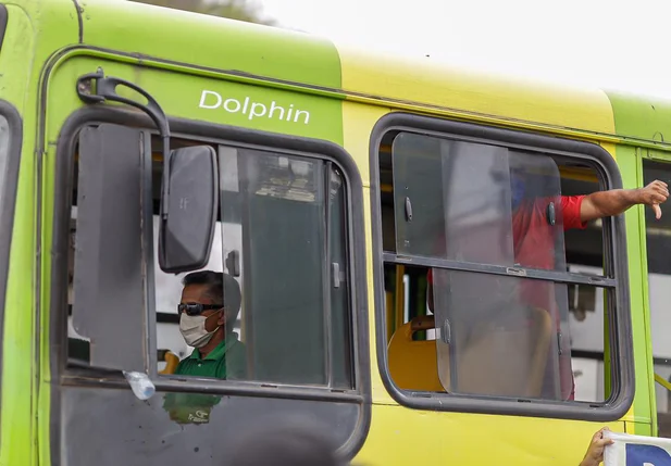 Motoristas de ônibus realizam manifestação
