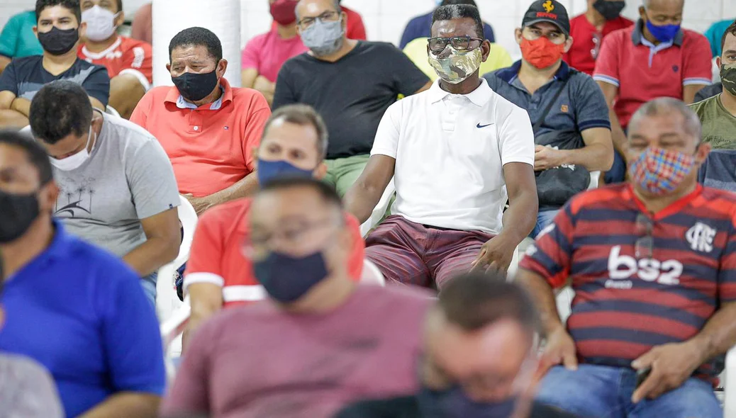 Motoristas de ônibus se reúnem em assembleia