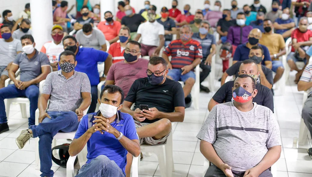 Motoristas e cobradores de ônibus presentes na assembleia