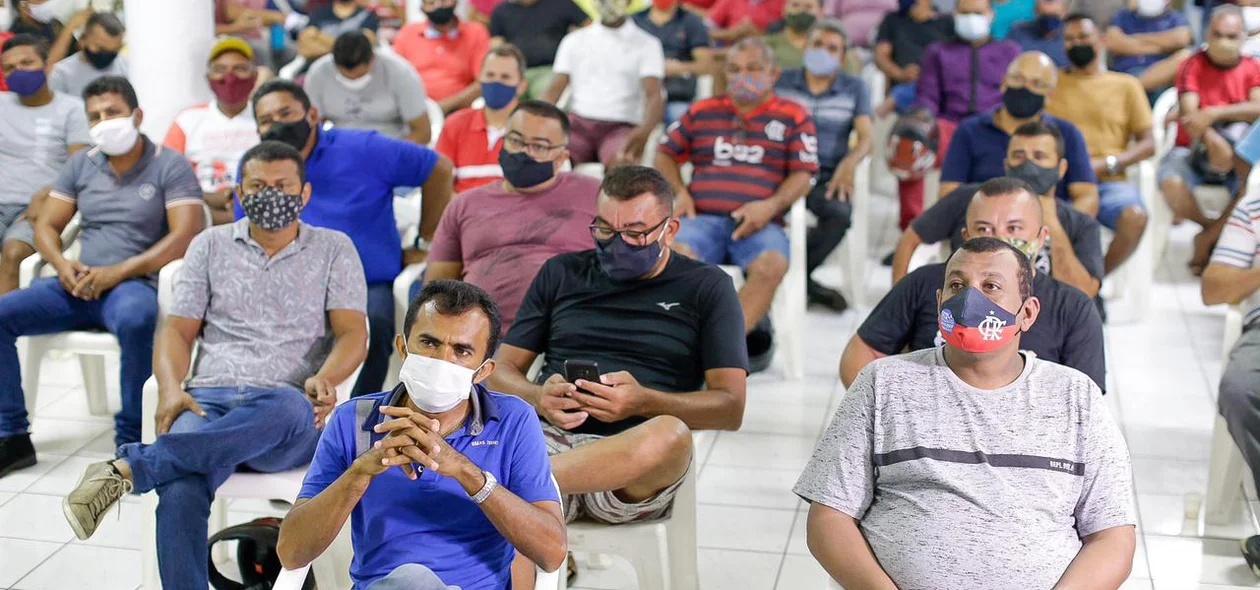 Motoristas e cobradores de ônibus presentes na assembleia