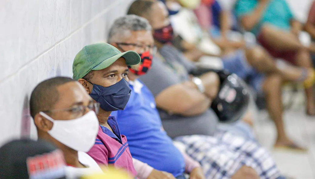Motoristas e cobradores de ônibus realizam assembleia