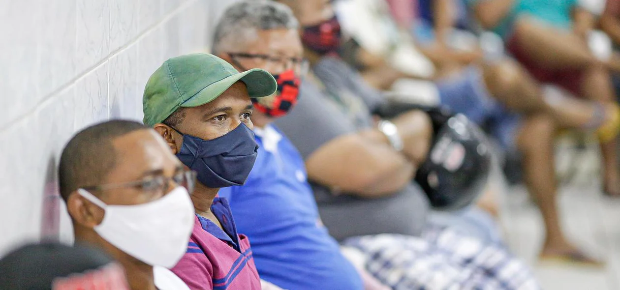 Motoristas e cobradores de ônibus realizam assembleia