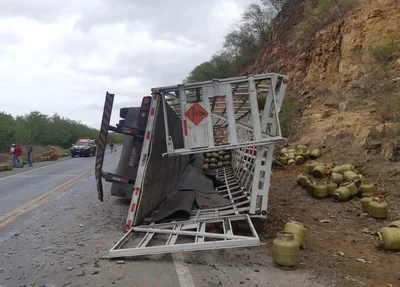 O veículo de carga tombou na saída da pista