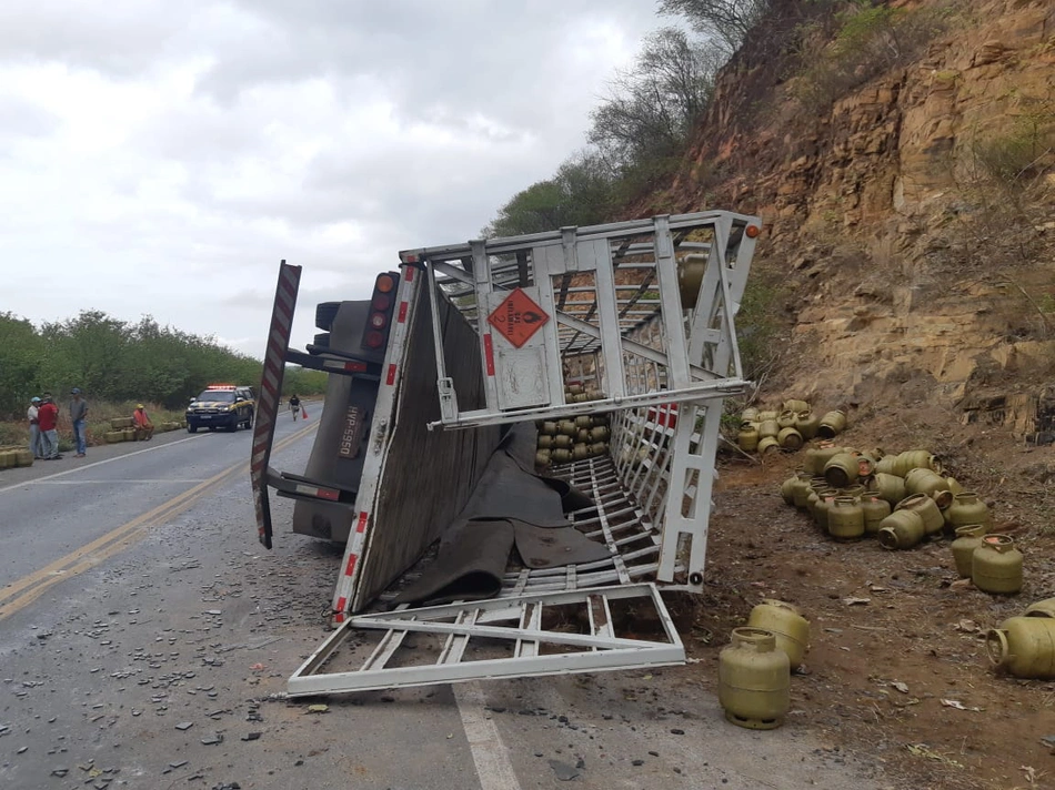 O veículo de carga tombou na saída da pista