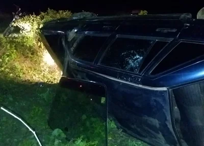 O veículo teve perda total após capotar três vezes