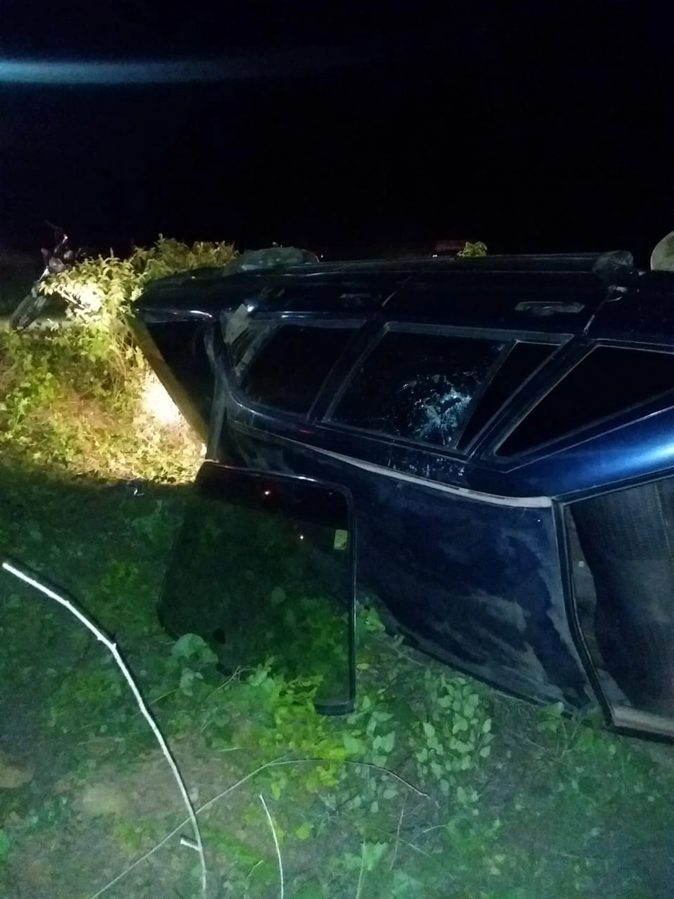 O veículo teve perda total após capotar três vezes
