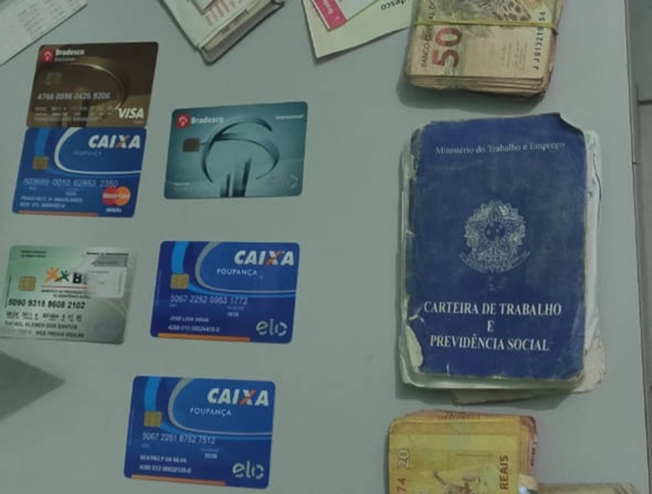 Objetos apreendidos com o suspeito