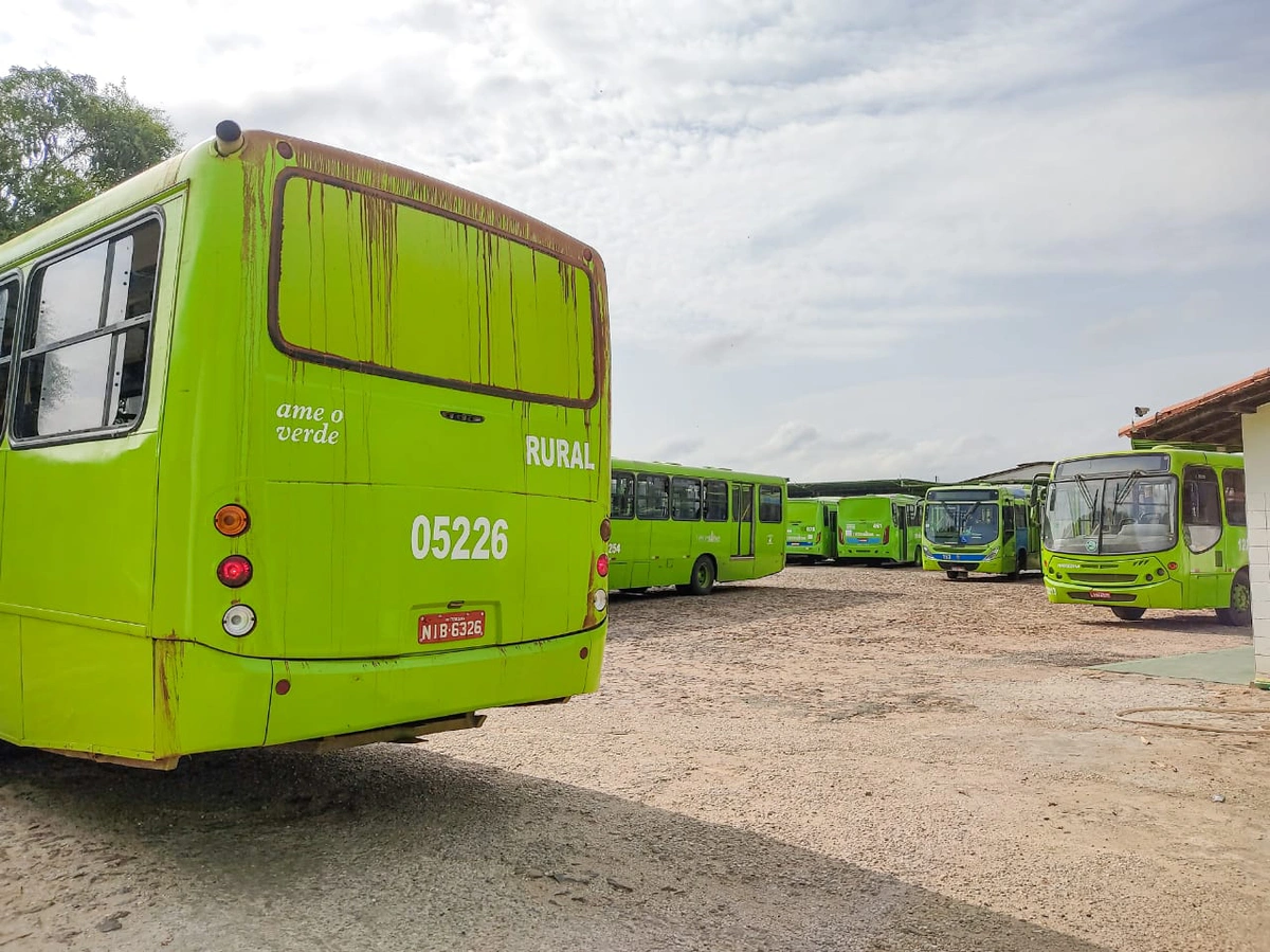 Ônibus parados na garagem do Consórcio Theresina