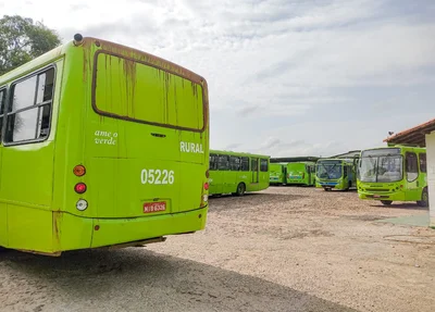 Ônibus parados na garagem do Consórcio Theresina
