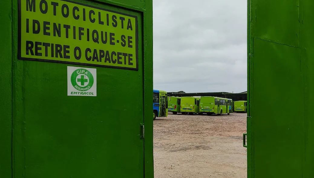 Ônibus parados