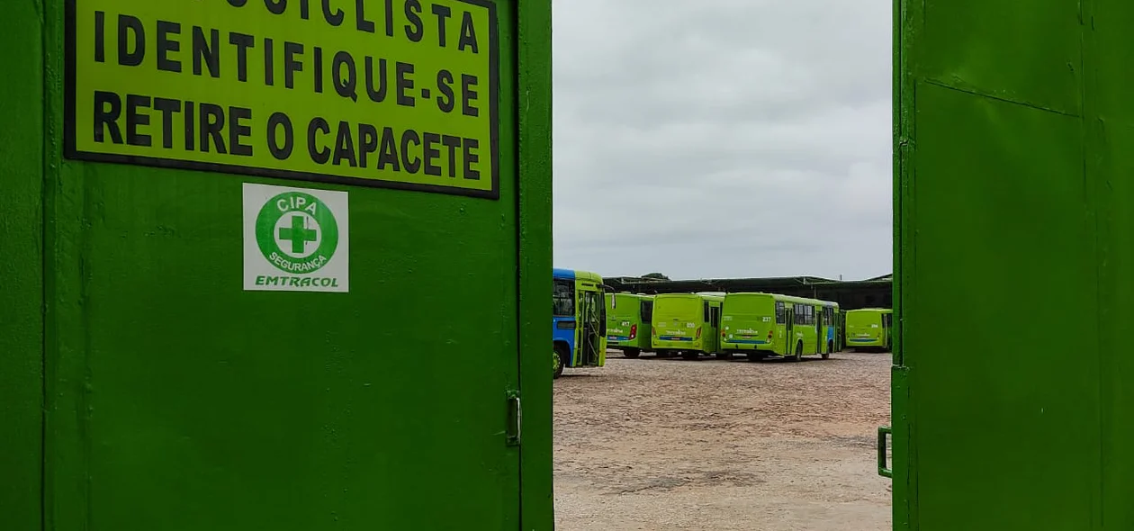 Ônibus parados