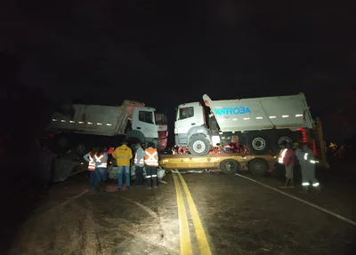 Os dois veículos ficaram atravessados na rodovia interditando a via nos dois sentidos