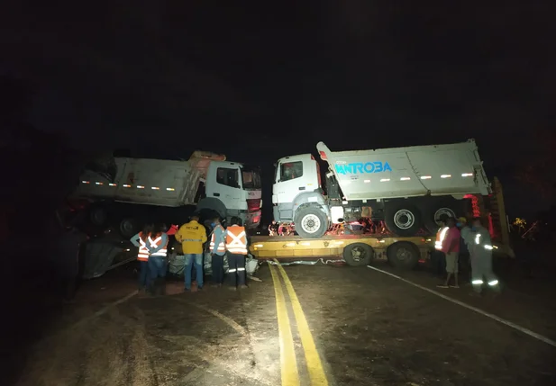 Os dois veículos ficaram atravessados na rodovia interditando a via nos dois sentidos