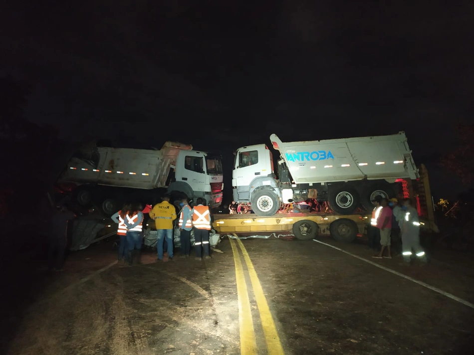 Os dois veículos ficaram atravessados na rodovia interditando a via nos dois sentidos