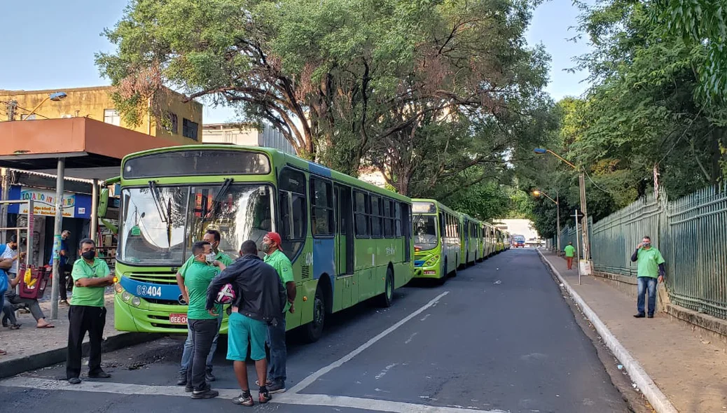 Os manifestantes iniciaram a paralisação na Praça da Bandeira