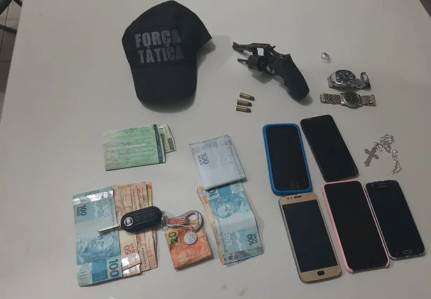 Os materiais foram apreendidos pela Polícia Militar