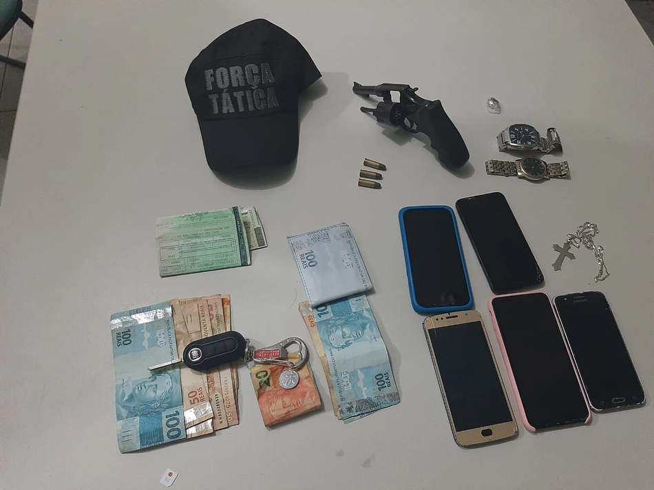 Os materiais foram apreendidos pela Polícia Militar