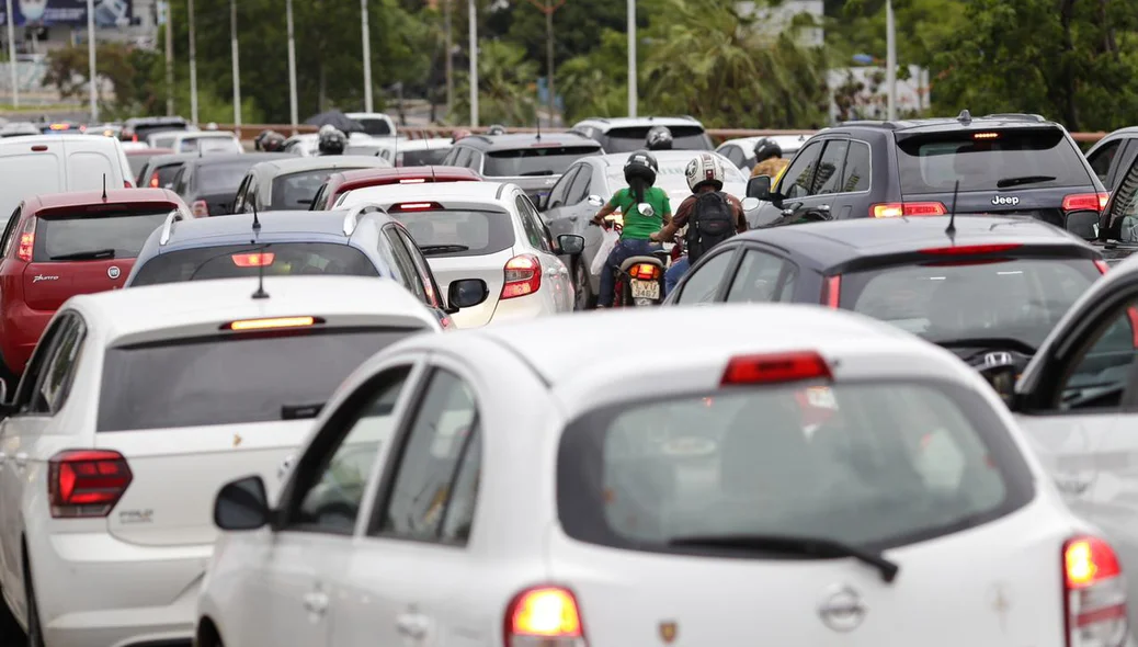 Os pais foram em seus veículos para a ponte Juscelino Kubitschek