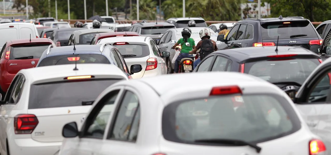 Os pais foram em seus veículos para a ponte Juscelino Kubitschek