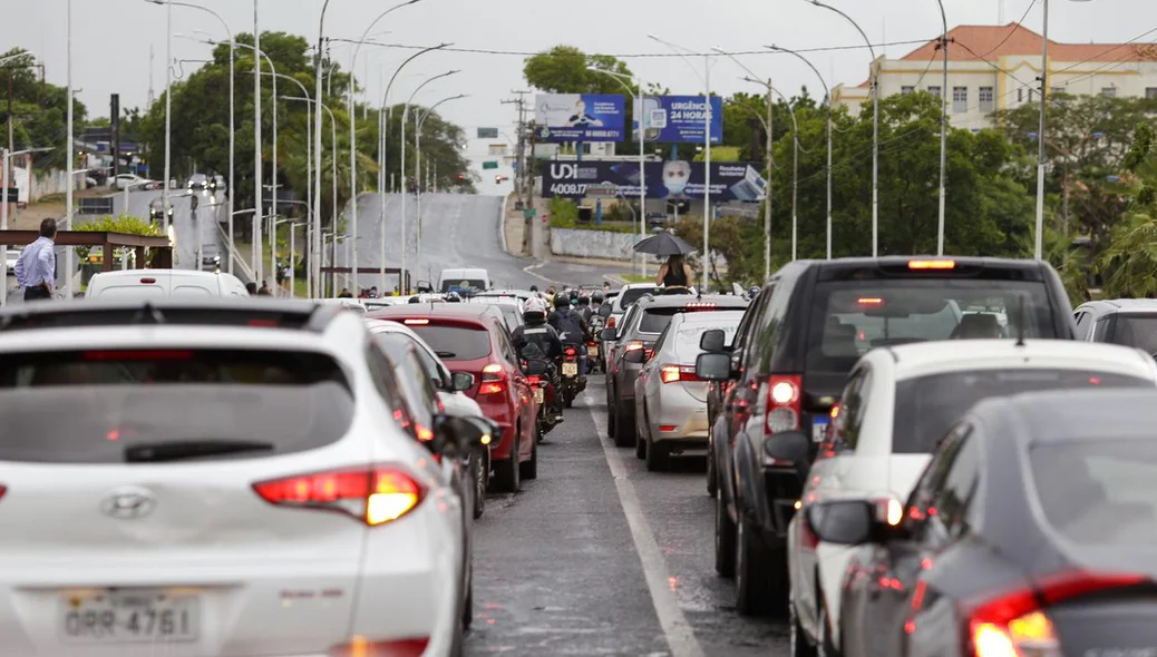 Pais bloqueiam Ponte Juscelino Kubistchek contra suspensão das aulas