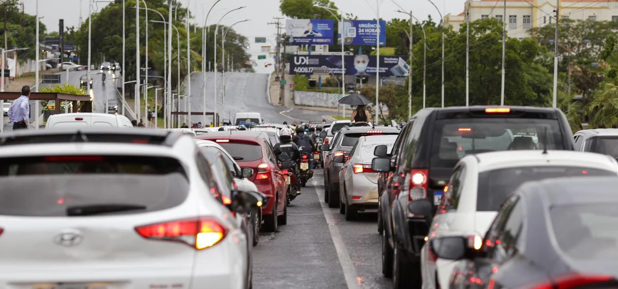 Pais bloqueiam Ponte Juscelino Kubistchek contra suspensão das aulas